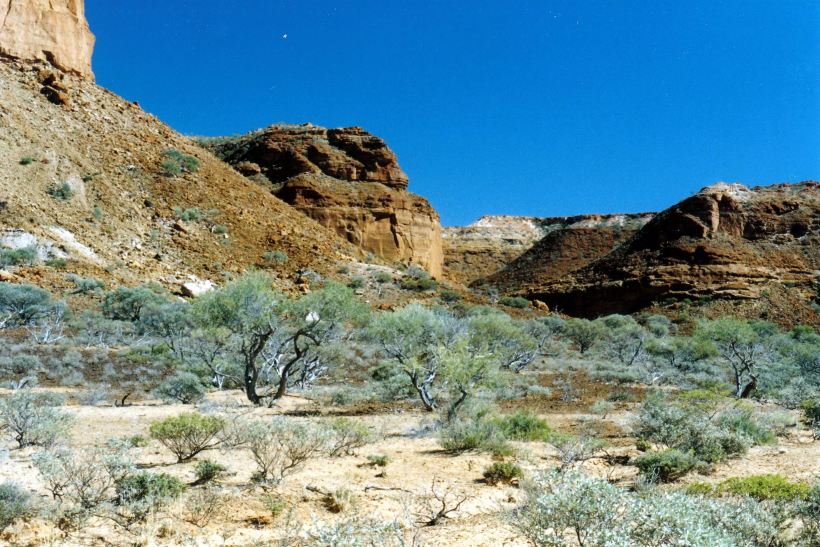 Resize of 07-01-2004 03 Kennedy Ranges contrasts.jpg