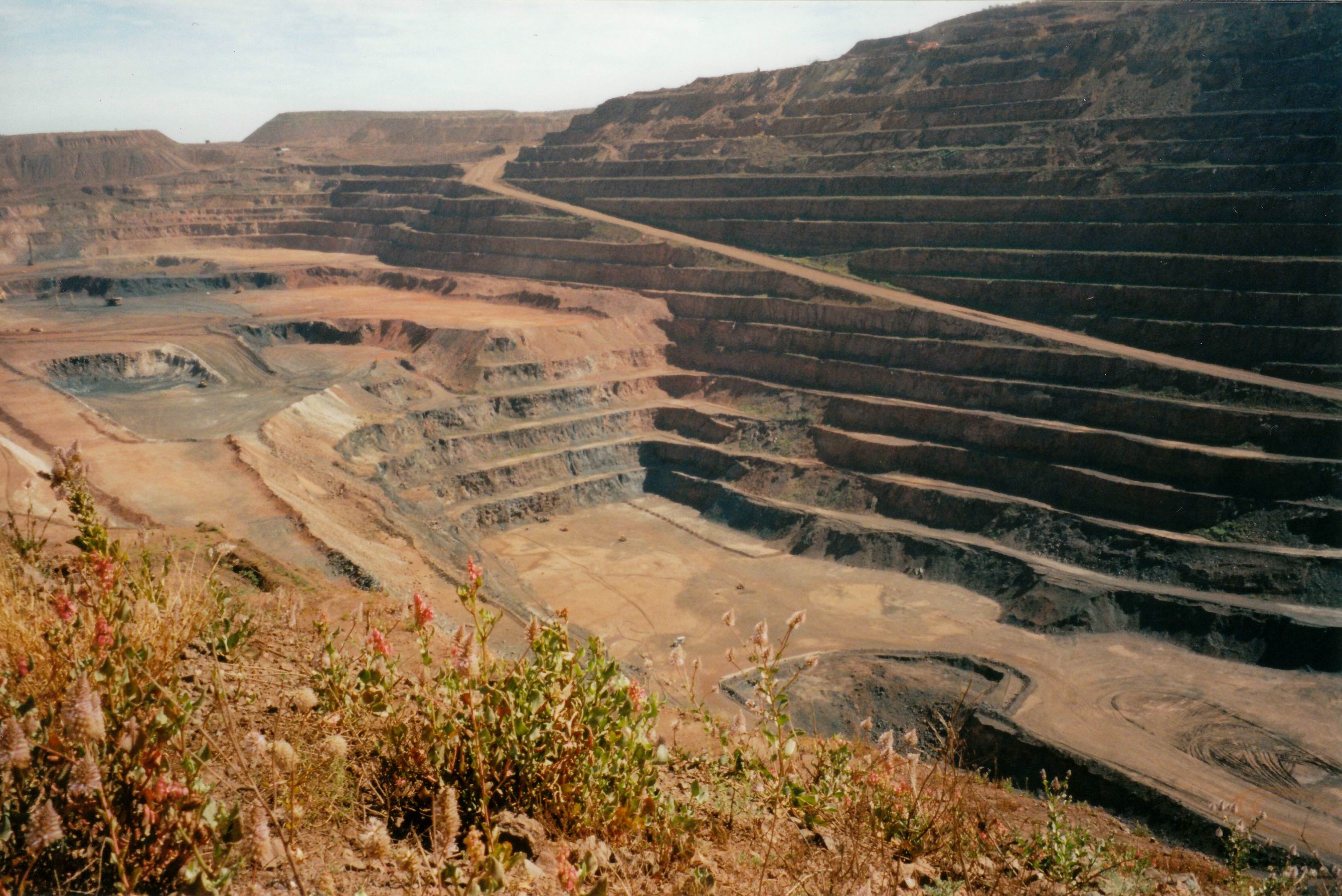 Resize of 07-23-2004 04 Newman mine pit.jpg