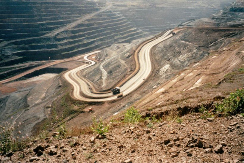 Resize of 07-23-2004 05 Newman mine road into pit