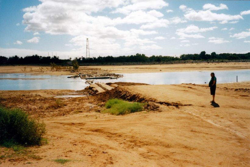 Resize of 08-14-2004 01 Gascoyne R low crossing flood damage Carnarvon.jpg