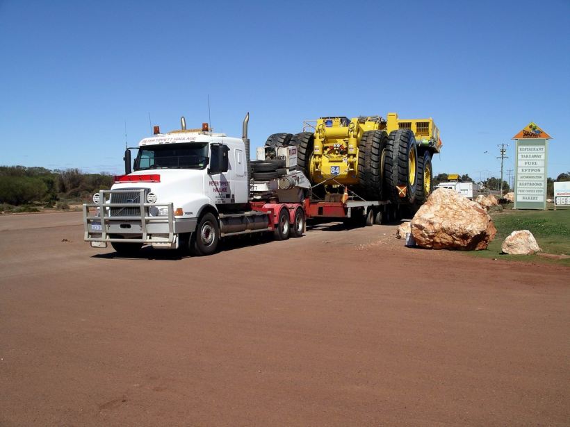 Resize of 08-29-2004 03 Better believe a wide load 3.JPG