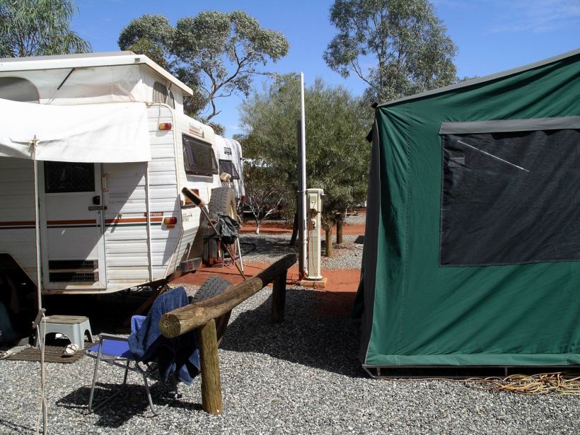 Resize of 09-10-2004 06 Yulara Village. Close neighbours.JPG
