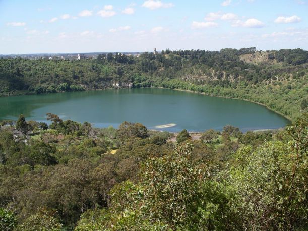 Resize of 10-19-2004 blue lake mt gambier.JPG
