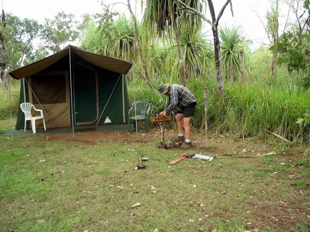 Resize of 04-23-2005 07 Erecting Tent Signs.JPG
