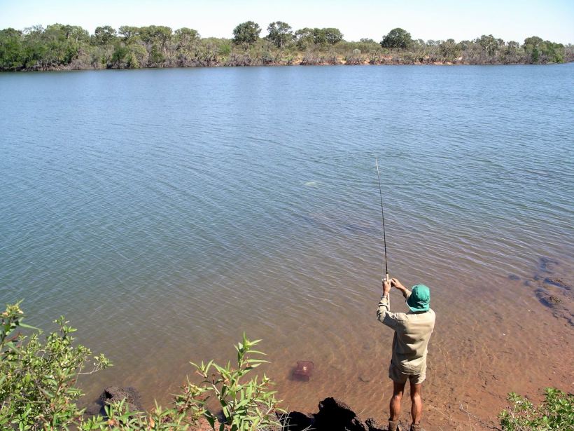 Resize of 05-15-2005 14 Owen Catching Queenie .JPG