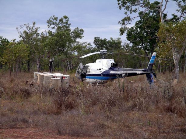 Resize of 08-03-2005 01 fugro refuelling.JPG