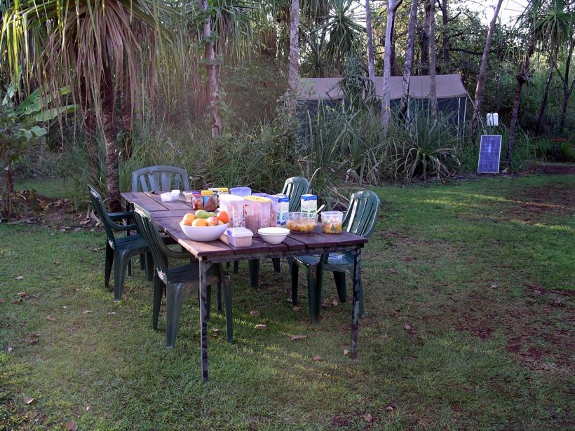 Resize of 08-01-2005 02 breakfast table set.JPG