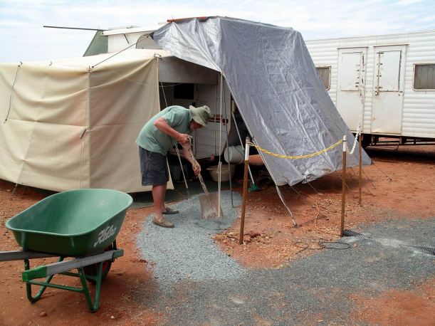 Resize of 10-01-2006 17 Van and John at work