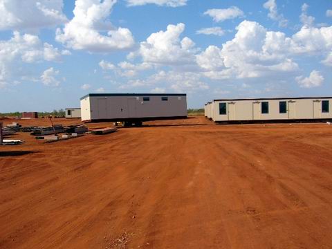 Resize of 10-02-2006 02 forklifting donga